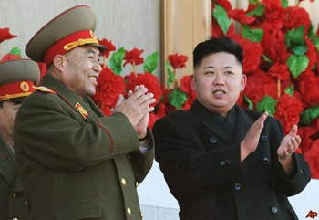 Cựu Tổng tham mưu trưởng quân đội Triều Tiên Ri Yong-ho và ông Kim Jong Un (ảnh: KCNA)